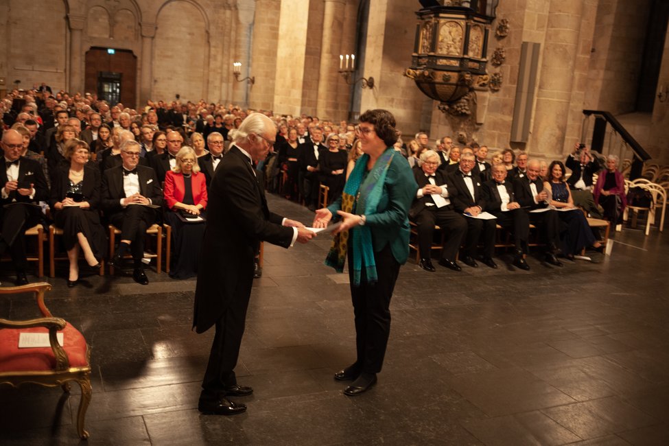 H.M. utdelar Eva och Lars Gårdingspris i lingvisitik till Ute Bohnacker. Foto: Kungl.Fysiografiska Sällskapet i Lund/Per Lindström