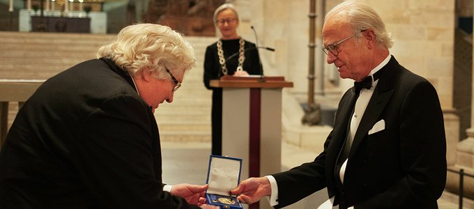 Kungen delar ut Fysiografiska Sällskapets minnesmedalj i guld till Stefan Karlsson. Foto: Kungl. Fysiografiska Sällskapet i Lund/Per Lindström